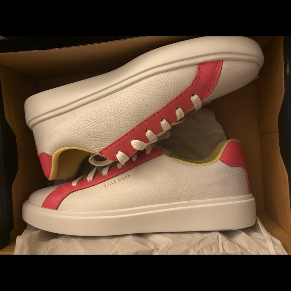 Cole haan women’s daily white sneaker pink trim size 9 NWT